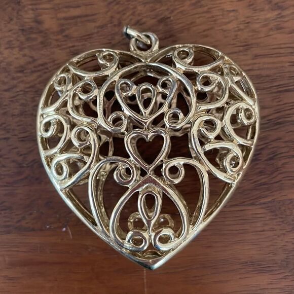 Large heart shaped gold tone filigree pendant - Picture 3 of 3